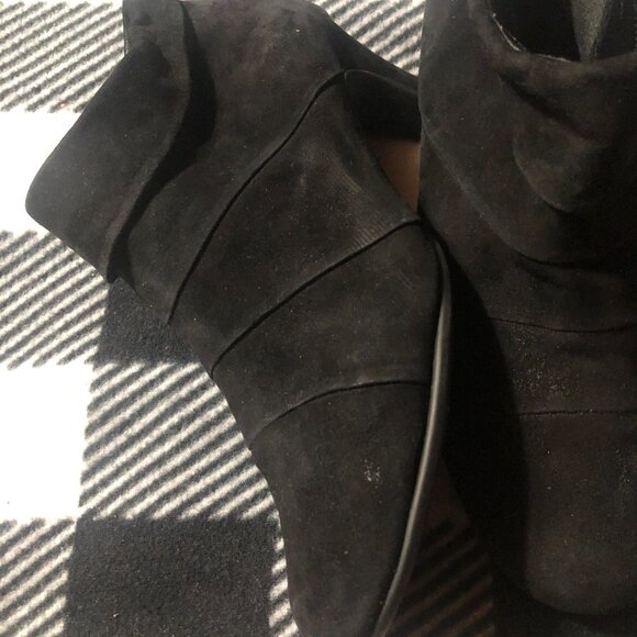 Aerosoles Play Date barely worn leather upper black suede 2" heel booties 8.5M - Picture 1 of 5